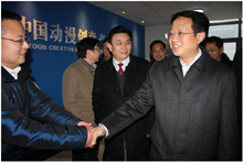 安徽省委常委、宣传部长唐承沛(右一)同企业负责人亲切握手